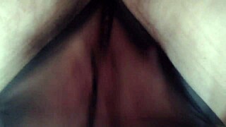 Lepa rdečelaska PAWG se masturbira v najlonkah na kameri z intenzivnim orgazmom