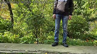 BBW Προκαλεί με Κοντή Φούστα και Τακούνια στο Δημόσιο Δρόμο