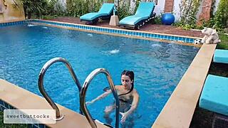 Aku Suka Berenang Telanjang di Kolam dan Sentuh Diriku