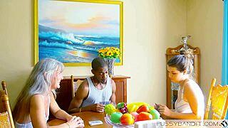 Yo, ik verleid de vriend van mijn stiefmoeder met mijn sletterige moves, wil je deze milf actie zien?