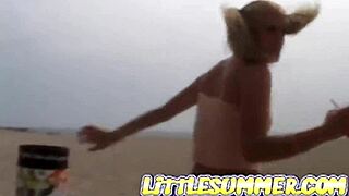 Молодая 18+ девчонка мастурбирует одна на улице летом