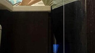 يا، أخبرني عن التجسس على جارتي وهي تبول