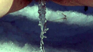 性感熟女在西伯利亚公园脱衣，尿尿并用雪揉大屁股！