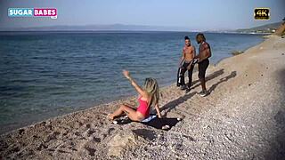 Amante della spiaggia desiderano azione di gruppo selvaggia con le babe di Sugarbabestv
