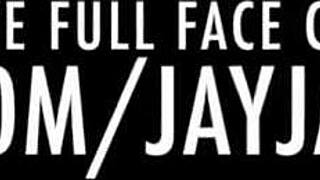 دمية مصاصة دماء حمراء الشعر تصبح جامحة ومبللة!