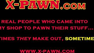 Hey, was macht diese blonde Schlampe im Hinterzimmer gefickt?