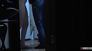 Ibu tiri ini kejutin anak tiri dengan blowjob panas sambil membungkuk