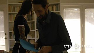 Follándome a la alta novia tatuada de mi hijastro en una sesión salvaje.