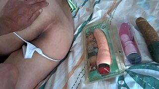 छुपी कैमरा समुद्र तट पर डिल्डो खेल पकड़ता है