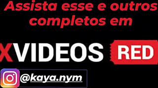 Rohatá žena si hraje sama s milencem, zatímco manžel sleduje