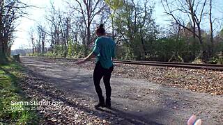 oye, milf despistada, por qué usar leggings rotos en público así