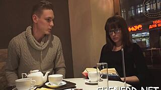 Момиче с очила се превръща в див любител на жестоко ебане