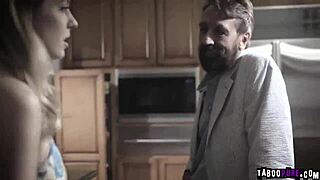 Hey, bu pis yaşlı üvey amca neden genç bir kızı beceriyor?