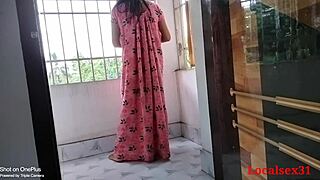 अरे, देखो इस देसी विलेज मॉम ने स्टूडेंट को बाहर ठोका!