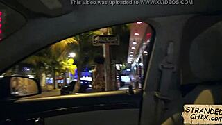 Julie Kay aux cheveux bouclés se lâche en extérieur avec des amateurs.