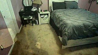 Danni Jones îl prinde pe fiul vitreg masturbându-se în dormitor