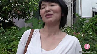 50岁Mitsuko爆乳熟女被年轻男人中出，成熟小穴让她尖叫高潮