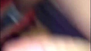 若いカップルが手作りビデオで親密な瞬間を探求