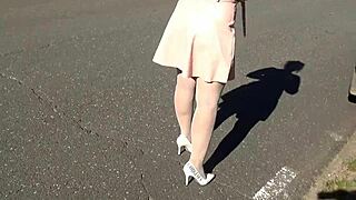 וואו, בלונדינית עסקית מילף עם עקבים ומשקפיים!