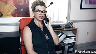 sexy blond milf vicky vette blir stygg vid skrivbordet