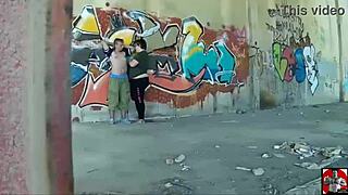 Knepper Claudia Marie hårdt på offentlige gader.