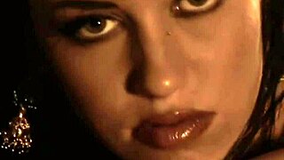 उसकी एक्सोटिक डांस मूव्स की सेक्सी वाइब महसूस करो