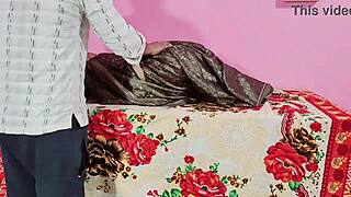 देसी भाभी गिड़गिड़ाती है, मुझे चोदो भाई, मेरी चूत जल रही है!