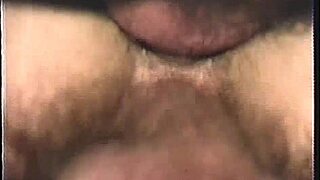 毛茸茸的复古荡妇渴望四根硬棒在狂野群交中！