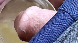 Hej, právě jsem se šukal ve veřejné zahradě a čural do sklenice. Jaký divoký venkovní moment! 🌿💦