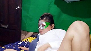 Estudante japonesa começa a se masturbar na câmera durante aula no Zoom