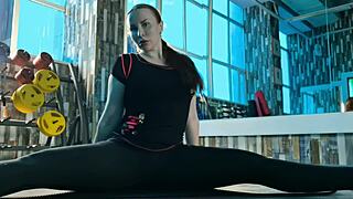 MILF berambut merah mainin diri di taman umum