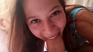 Latin büyük kıçlı evde sert köpek pozisyonu pompalamasına eğiliyor