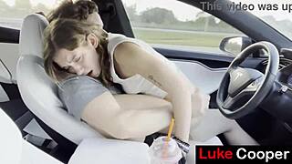 Tinder date cum keras di remaja 18+ kecil di Tesla autopilot outdoor