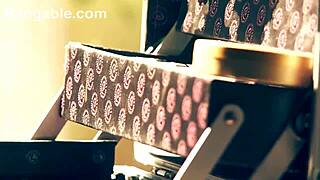 Nagy cicis 18+ tini vetkőzik fehérneműben, csábít a seggel és szakadt ruhákkal 😘