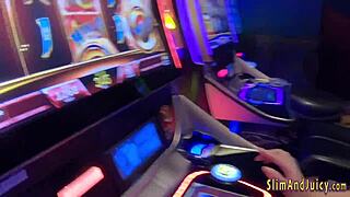 Adolescentă latină 18+ cu fund mare se lasă futută sălbatic