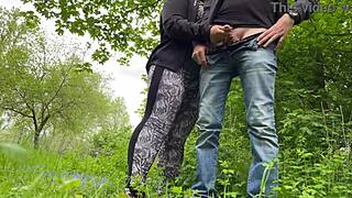 Nisem mogel vzdržati, da ne bi wankal na to seksi krivuljasto MILF in njeno čudovito rit na prostem