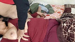 姐姐在自制印地视频中急匆匆上弟弟，在妈妈出现之前。