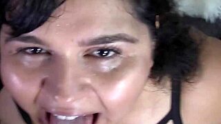 Karla Lane، اللاتينية الممتلئة، تعطي مص عميق قذر من وجهة نظري