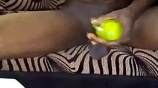 Merasa Gila Saat Masturbasi Pakai Timun dan Botol di Memek