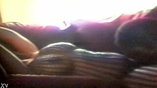 Doamna Sexton prinsă orgasmând în lenjerie pe cam ascunsă?