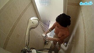 娇小妹子在隐藏淋浴摄像头前被抓到剃逼