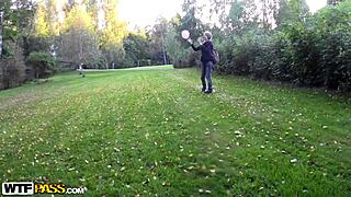 Amaterski par se podivja z analnim seksom in surovim jebanjem v gozdu za intenzivno zunanje vznemirjenje