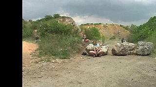 Doğal memeli üniversite öğrencisi 18+ taş ocağında eğilir ve dildo kullanarak açık hava orgazmı yaşar.