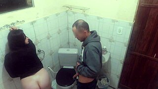 Poglej, kaj se je zgodilo v baru: ženska sledila v stranišče.