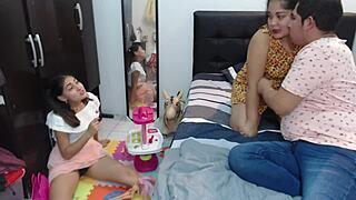 हमने अपनी सौतेली बेटी से बात की जबकि वो गुड़ियों के साथ खेल रही थी