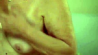 Debela babica kaplja spermo po divjem pihanju