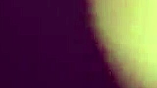 Velkorita punca intenzivno jebe kurca v domači cowgirl seansi