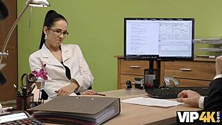 Elis Calda berkacamata tawarkan tubuhnya buat ditembok keras sama agen pinjaman.