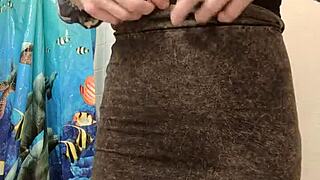 我穿成人妖丝袜和我的小伙子在狂野派对上玩不够！