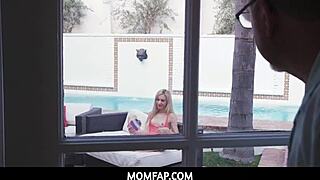 Küçük Sarışın Chanel Shortcake Dedesiyle Açık Havada